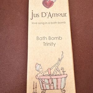 Jus d’Amour bath bomb trinity